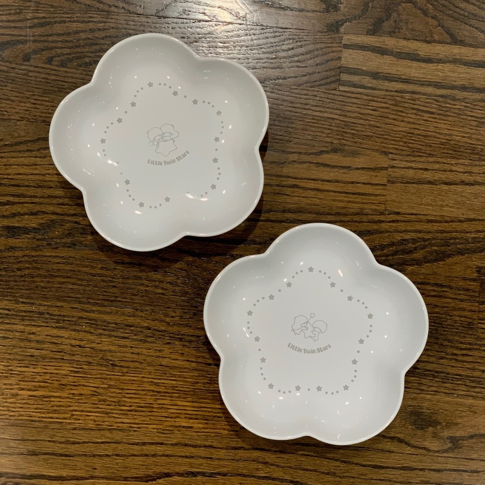 Rare Like New Le Creuset Little Twin Stars White Medium Flower Dishes Set of 2